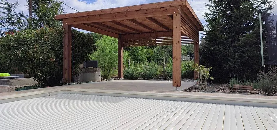 Pergola piscine à Beynat